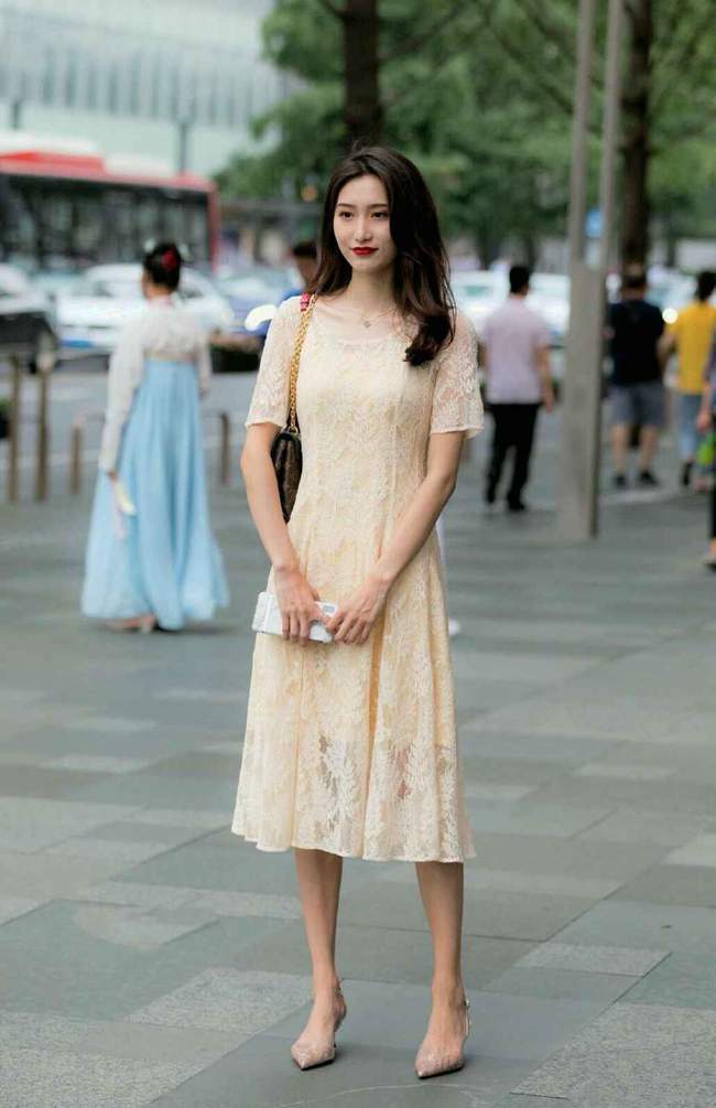 上衣 黑色上衣配包臀裙的女神,腿型完美漂亮迷人,不失性感韵味