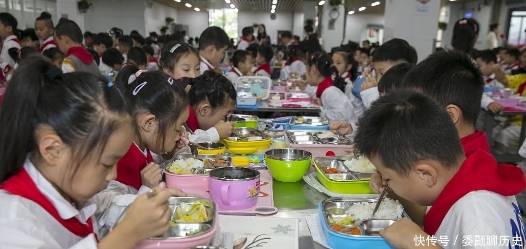 小学食堂实行食材集中配送，孩子们吃得开心，家长们也放心