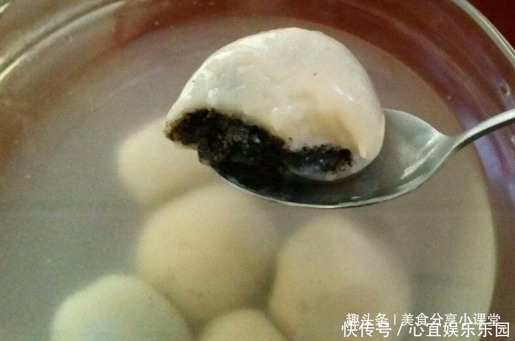 大年初一吃汤圆,皮薄馅大吃着还流沙,咬一口很满足,比饺子还香