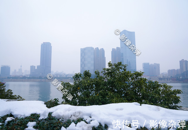 橘子洲|长沙大雪后的橘子洲，游客扎堆来赏雪，美女零下3℃“短裙”露腿