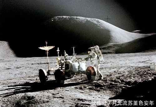 月球没有风,为什么美国宇航员在月球拍的视频中旗子是飘的