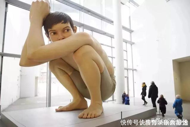 人物|巨型超写实人体雕塑，庞大而又逼真，网友：真怕他们动起来