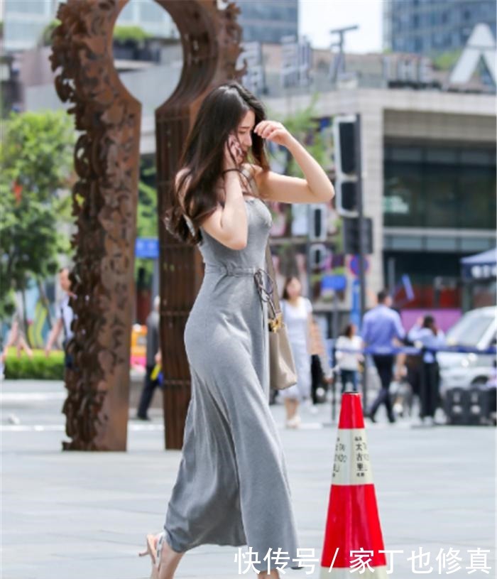 走路|穿上灰色连衣裙的街头美女,边打电话边走路的样子真的很美!