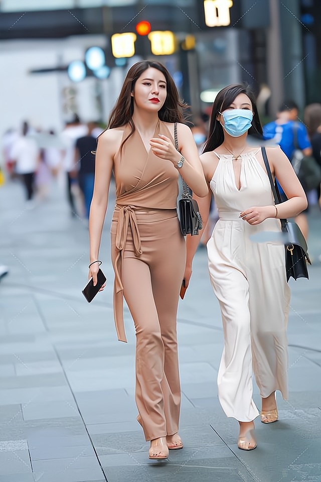 烦恼 套装的魅力不仅仅只是免去了搭配的烦恼,修身显瘦也是一大亮点