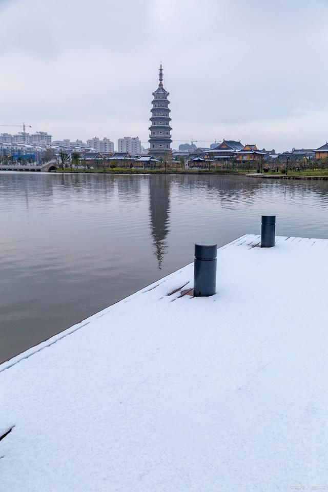 银桥！村雪诗词13首:村前小路接溪桥，一夜雪狂添寂寥