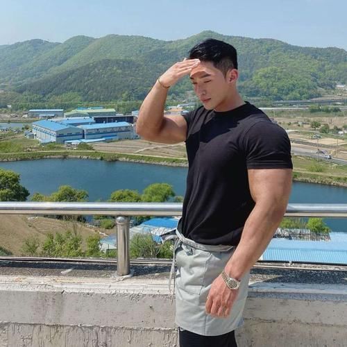 肌肉型男|胸肌＋八块腹肌＋麒麟臂，90后肌肉型男好精壮，给人真有安全感