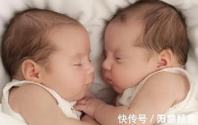 重孕|产妇一次生下2个娃,丈夫发圈炫耀,医生高兴啥,这不是双胞胎