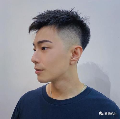 “边短中长”的发型很帅气，造型时髦个性，20岁以上男生可尝试