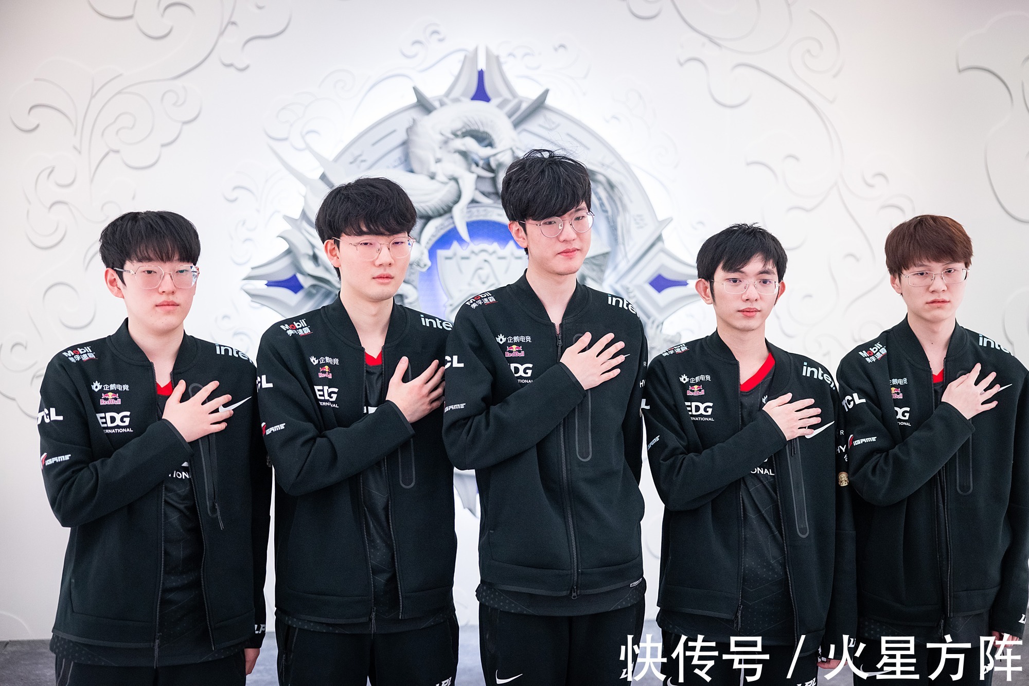 时代|EDG夺得英雄联盟全球总决赛冠军,电竞能成为时代的偶像吗