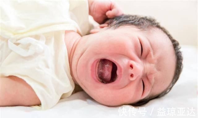 妈妈|宝宝白天频繁吃奶、不肯睡觉,除了母乳不足之外,还有两种可能