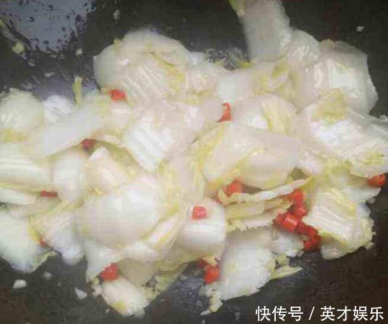 做醋溜白菜,万万不可直接下锅炒,多做一步,白菜脆嫩多汁更入味