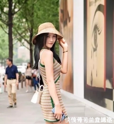 小姐姐|街拍 图3小姐姐抹胸超短裙,长发披肩婉如美丽性感的公主