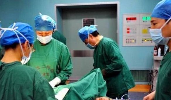 孩子|22岁产妇生孩子,家属来了18位,孩子刚出生所有人冲进了产房