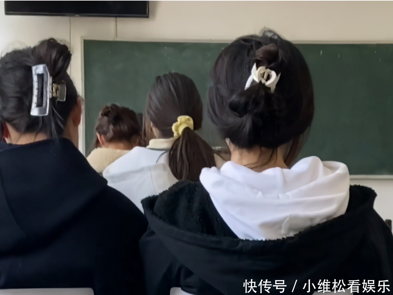 当代女大学生发型一览，流行趋势逗乐网友：越看越像70后