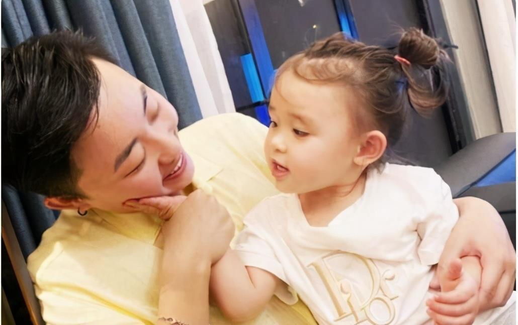 生子|29岁叶海洋花50万买精生子,一个人当爹又当妈,现状让人羡慕