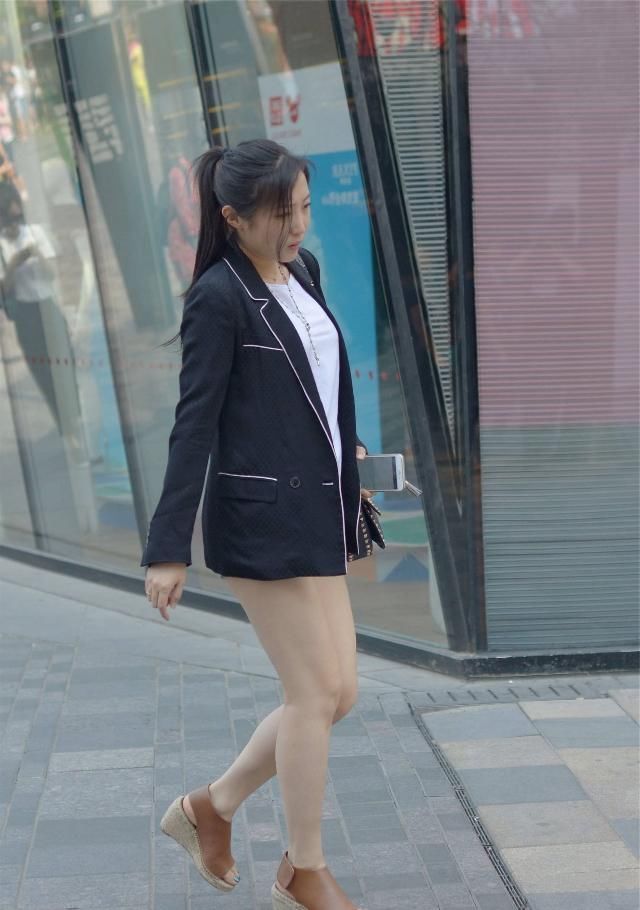 身材高挑|小姐姐中袖针织衫搭配蓝色牛仔裤，婉约不失时尚