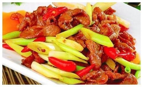 美食推荐:番茄烧排骨,葱爆羊肉,辣拌黄豆芽,秋葵炒鸡蛋的做法