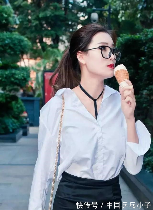 冰淇淋 穿了一款洁白的衬衣搭配黑色的裙子，边走边吃冰淇淋，神情自若！