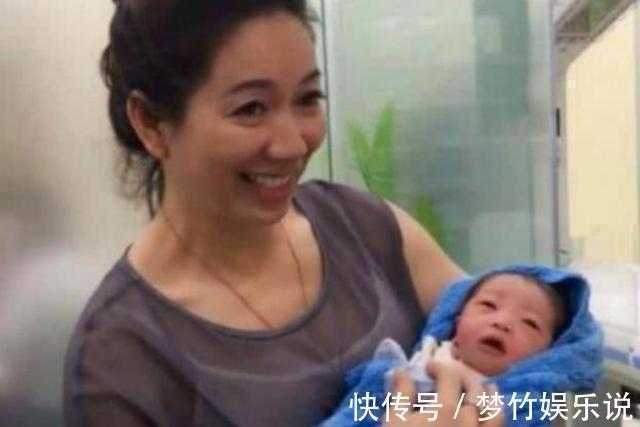 新生儿|“最嫩外婆”走红，产房外第1次抱外孙，路人：才生完就溜达了？