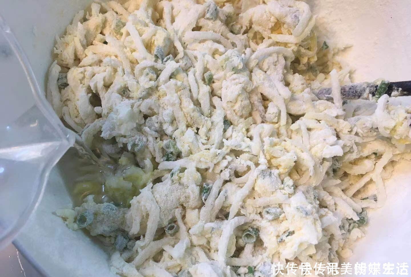 阿姐|半根萝卜一个鸡蛋,用筷子搅一搅,5分钟搞定全家人的早餐