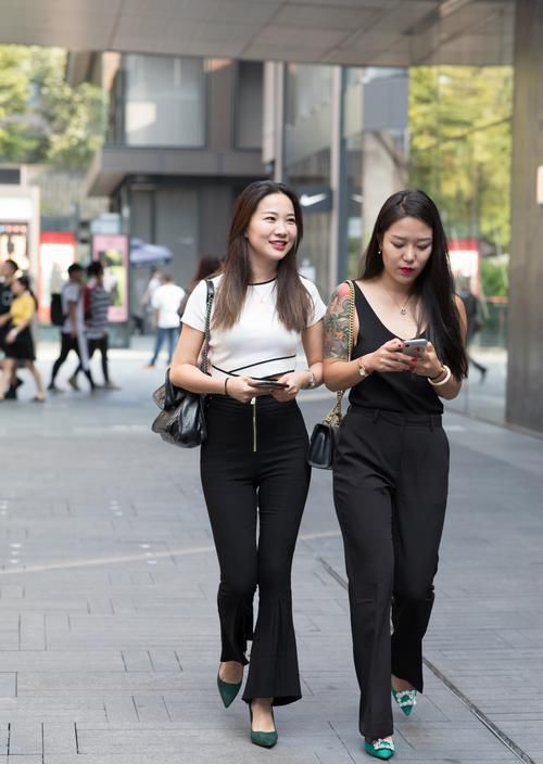 简洁的黑白配展现出她与众不同的美