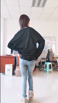 |搞笑GIF段子:媳妇你好重啊,咱们的表演搞砸了