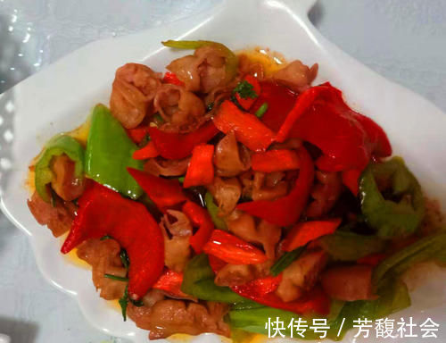 儿子大学放假返家，张罗了一桌子菜，简单丰盛，网友：这是亲爸妈