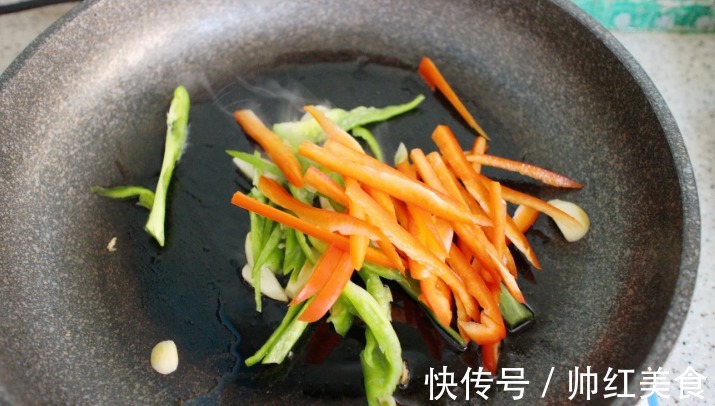红辣椒|家再穷也要给孩子吃这菜,隔三差五吃1次,强筋骨补脑力,精神好