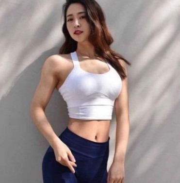 曲线|街拍穿搭独特的紧身打底裤美女,秀出精致的身材曲线