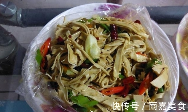凉拌菜|“小气”的媳妇,请客整了一桌菜,朋友来时带一瓶3000的红酒