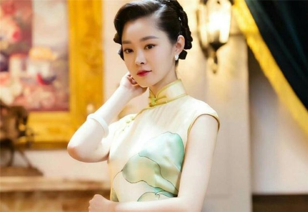 丝袜@贾平凹:她们丝袜破了几个洞,穿着廉价内衣,却打扮得花枝招展