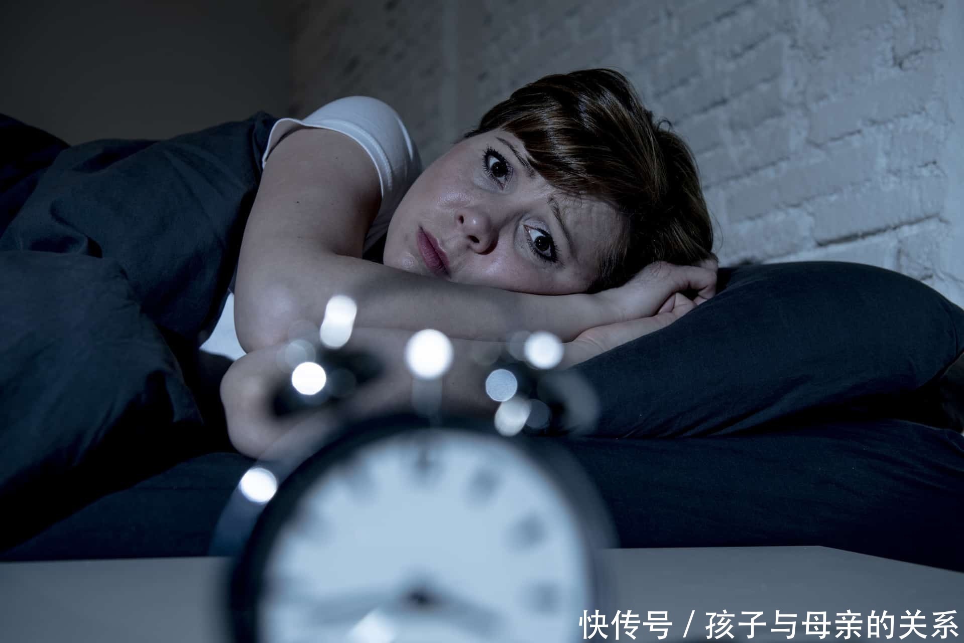 平湖秋月|转告亲人:一旦失眠就用这5个方法,告别失眠,睡得香甜气色好