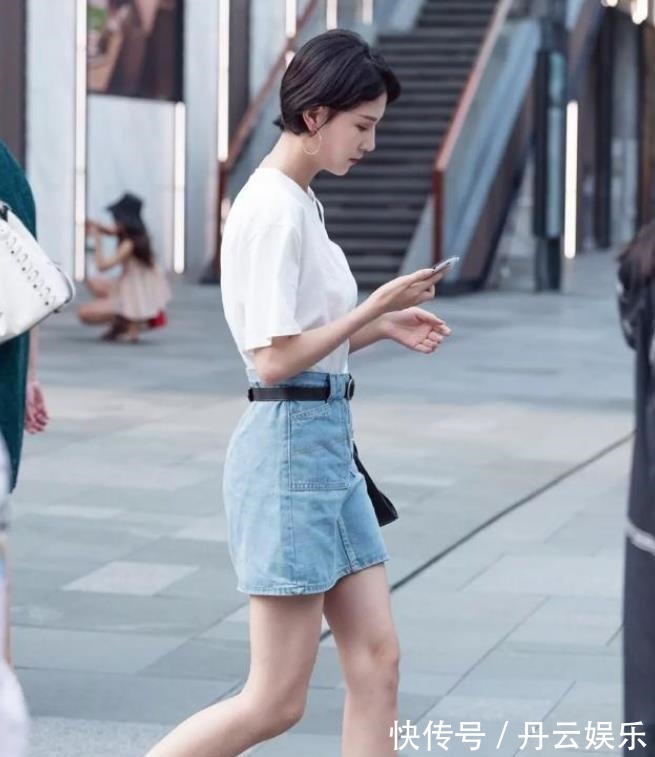 T恤 小美女白色T恤搭配上半身裙，既时尚又活泼，很显靓丽