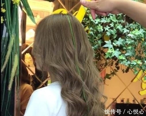 头发|头发太少的人,不建议留长发!剪短烫个蛋蛋卷,时尚还显女人味