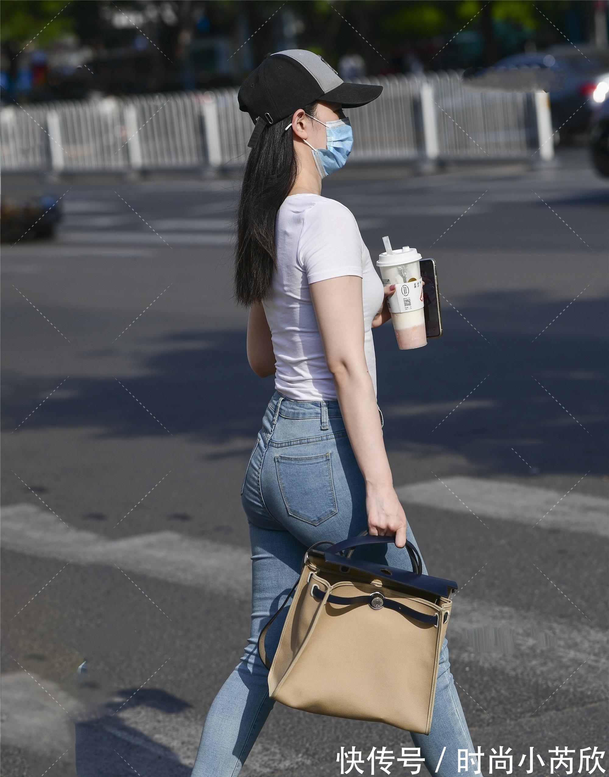 紧身牛仔裤 九分牛仔紧身裤搭配白色T恤,简约休闲,轻松俏皮