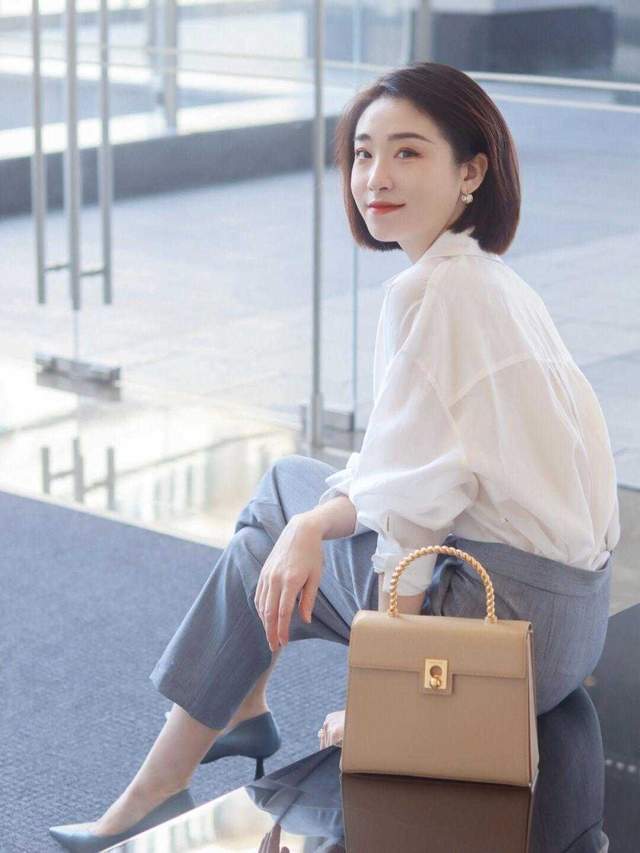 小白|白色衬衫的“高级穿搭”,搭配西装裤干练精致,职场圈里yyds