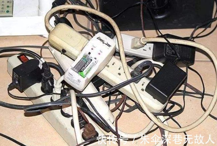 小孩子|宝妈买菜回家,看见3岁女儿躺在“血泊”中,痛哭3秒后却笑了