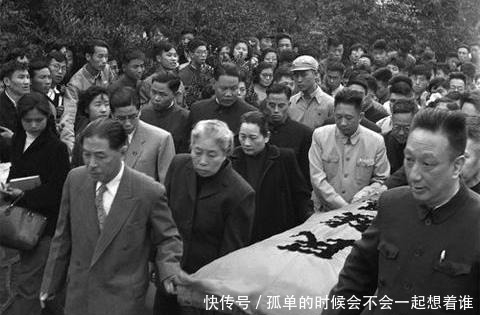 鲁迅先生|鲁迅一个月稿费350块大洋,放在现在什么水平看完傻眼!