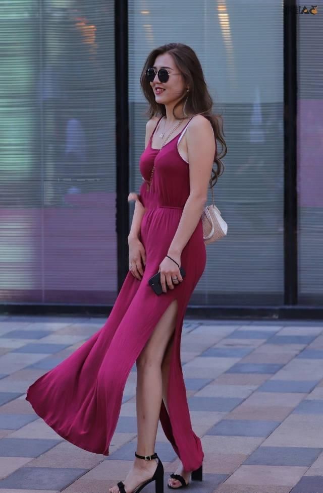 街拍：小姐姐这身搭配看起来时尚又减龄，很显气质