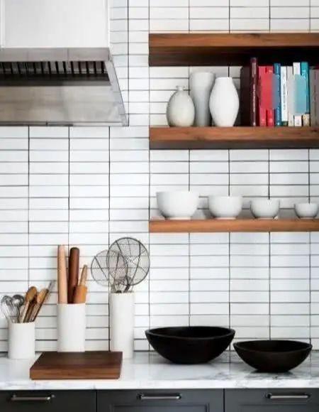 装修|厨房装修可别忽略了！灶台与吊柜中间贴层瓷砖做后挡板，太实用