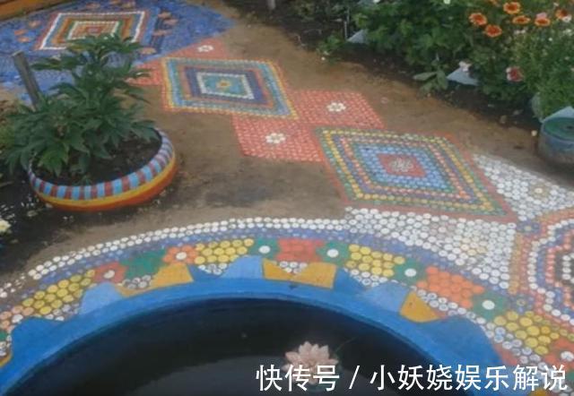 院子刚打完水泥,把攒了2麻袋的瓶盖一个一个嵌入地面,漂亮防滑