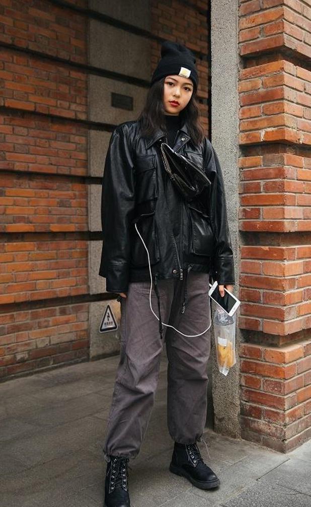 牛仔裤 蓝色卫衣外搭羽绒服,加上一条休闲牛仔裤,简约风格装扮