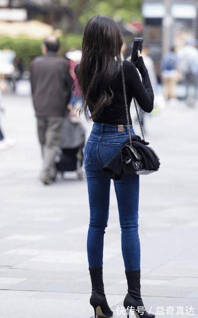 穿搭|黑色上衣搭配破洞牛仔裤,展现出时髦靓丽的气质