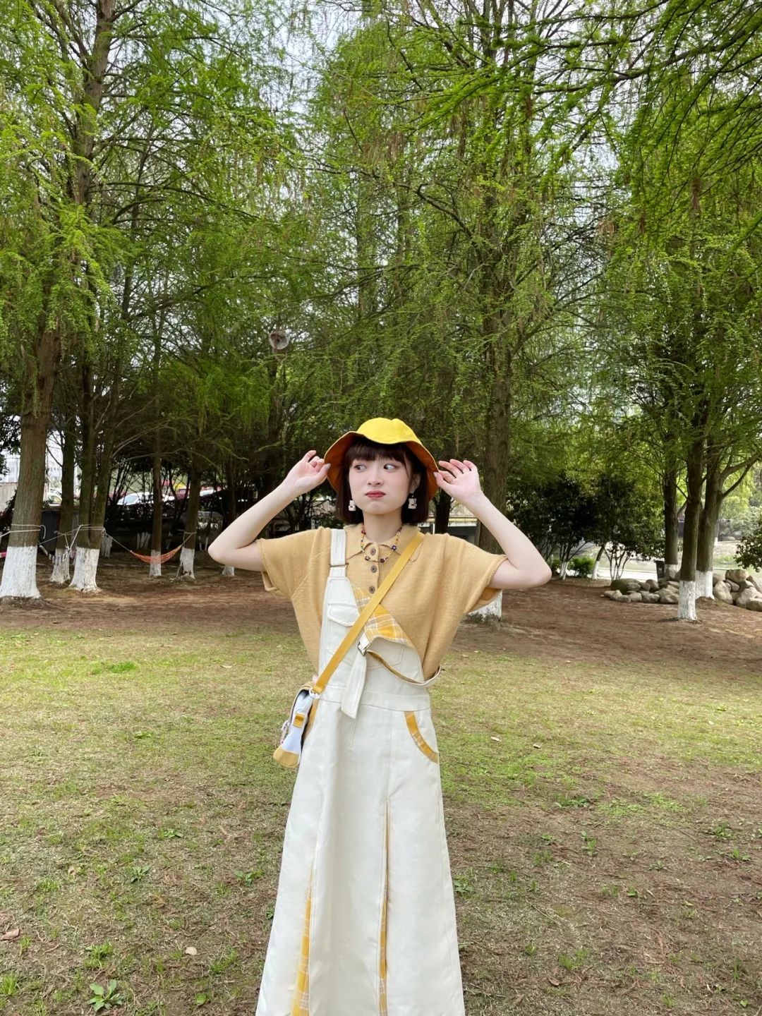 夏梦|忘了高跟鞋吧！小个子穿连衣裙配平底鞋，气质又好看