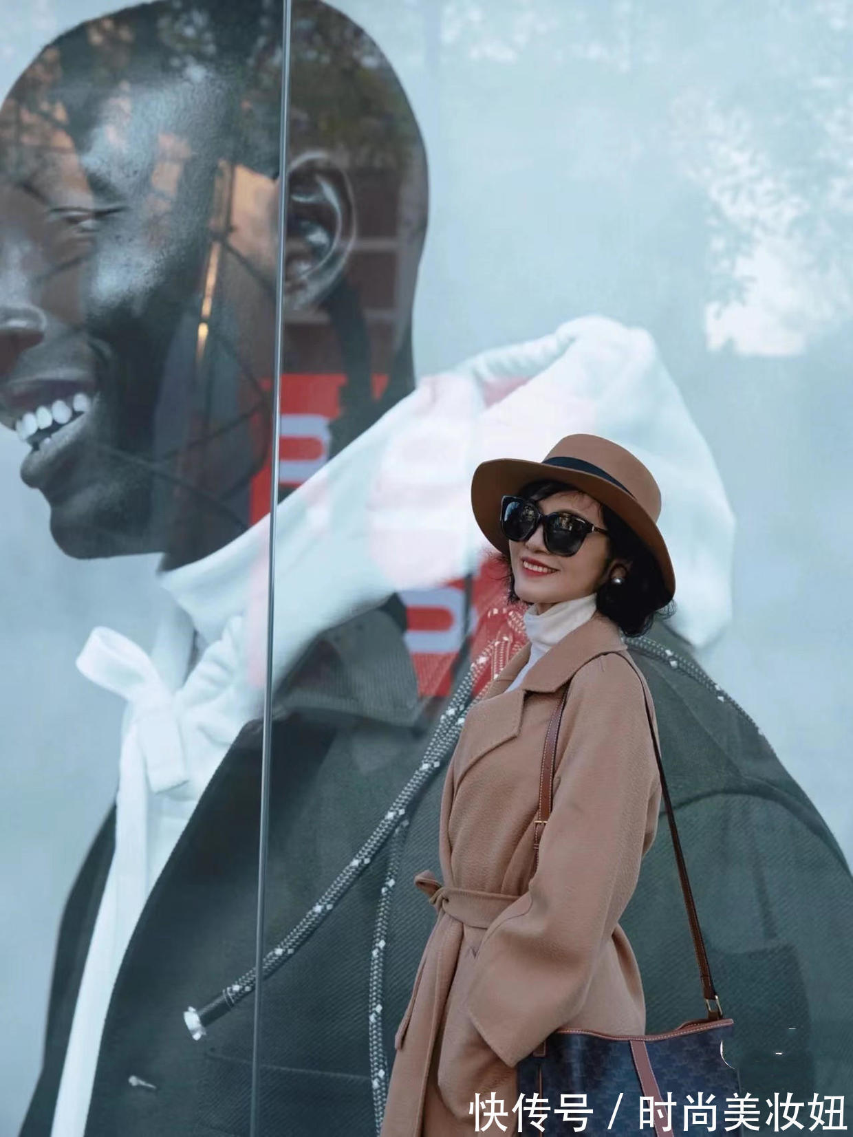 穿搭|真正见过世面的女人,穿衣简洁又高级,这位60岁奶奶气质真高雅