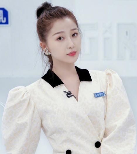 热度超许佳琪，还没表演就C位登顶，虞书欣真是个宝藏女孩