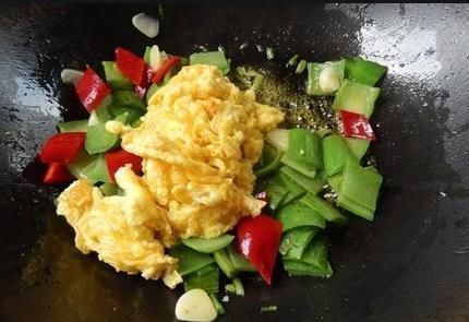 炒丝瓜,直接下锅就错了难怪丝瓜变黑又难吃,早看早受益