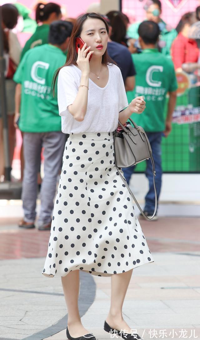 优雅 高贵优雅的连衣裙装扮更添清纯美感,展示傲娇的体态,简单得体