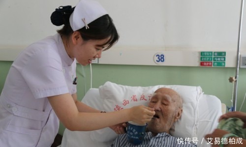 人堆|抗日老兵被日本人捅一刀,在死人堆里躲过一难,如今活到100岁