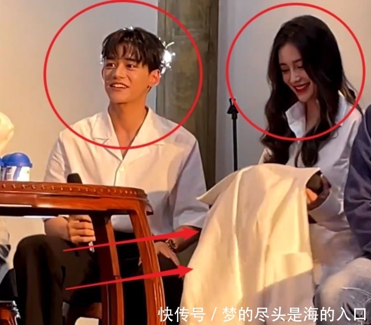 杨颖穿裙子现身发布会,大家坐一起热聊时,谁注意到黄旭熙的举动